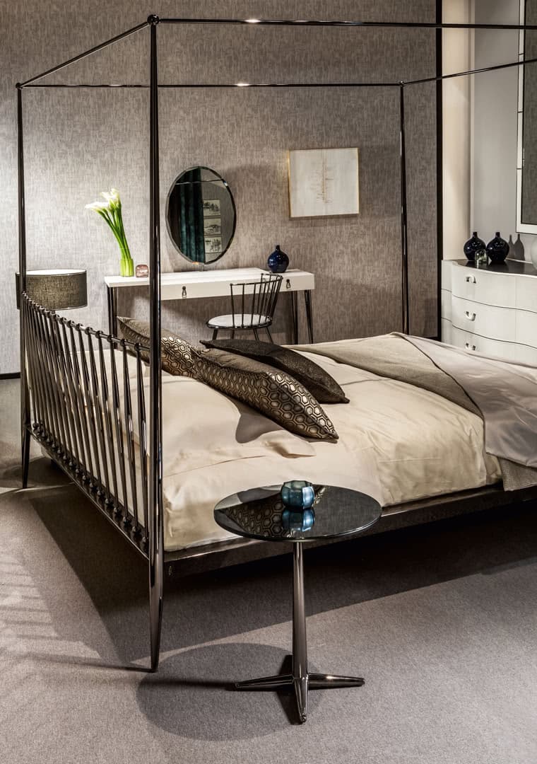 Urbino canopy bed